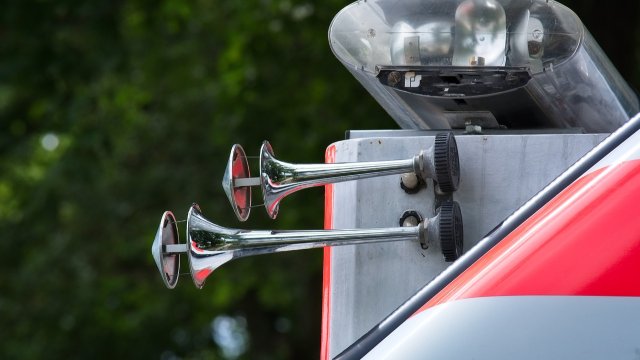 Auto überschlägt sich und Fahrerin erleidet Kopfverletzung 