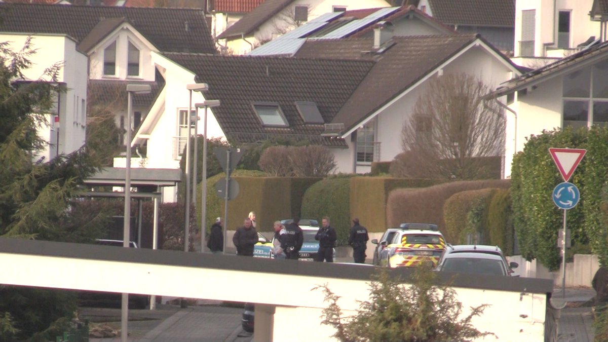 Drei Tote in Montabaur nach Polizeieinsatz in Wohnhaus aufgefunden: Darunter ein Kind! Drei Tote in Montabaur nach Polizeieinsatz in Wohnhaus aufgefunden: Darunter ein Kind!