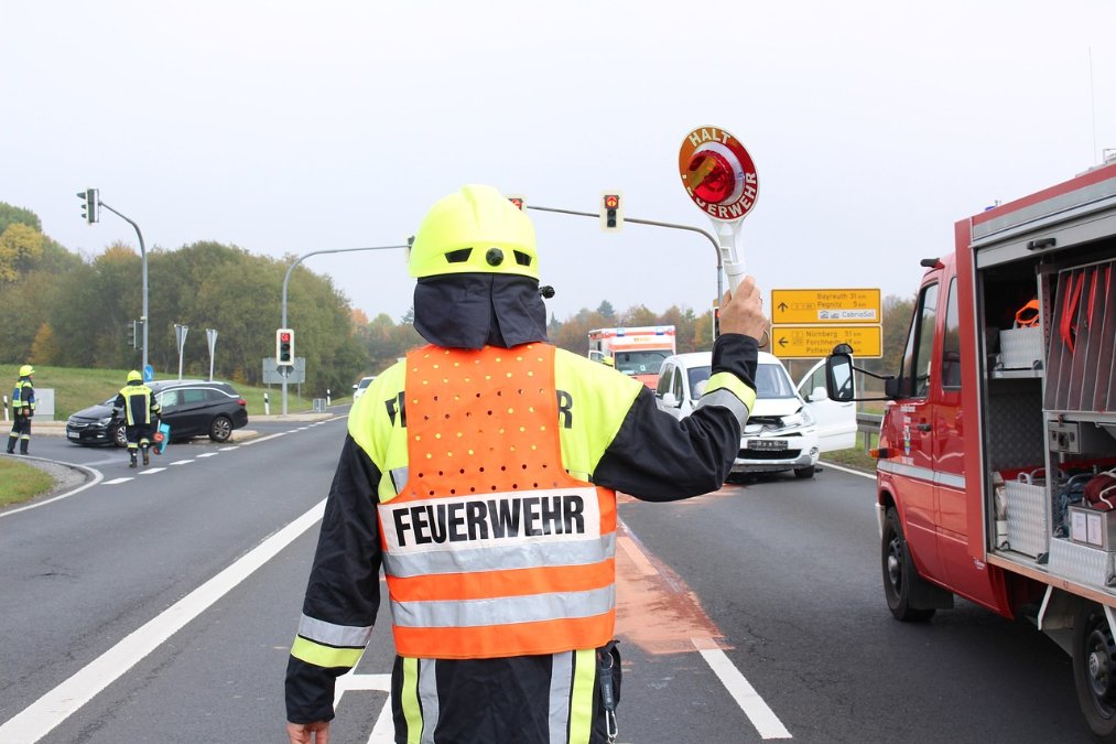 Mann gerät mit Auto in Gegenverkehr und wird schwer verletzt Mann gerät mit Auto in Gegenverkehr und wird schwer verletzt