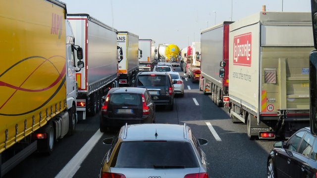 Querstehende Lkws sorgen für Beeinträchtigungen auf A3 und A48