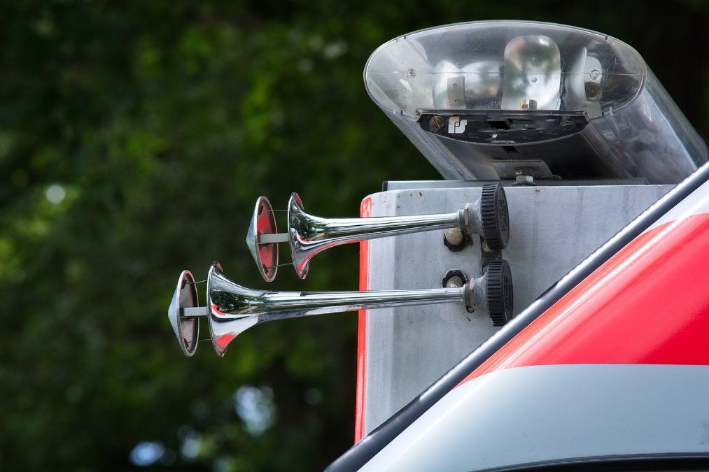 Auto überschlägt sich und Fahrerin erleidet Kopfverletzung Auto überschlägt sich und Fahrerin erleidet Kopfverletzung