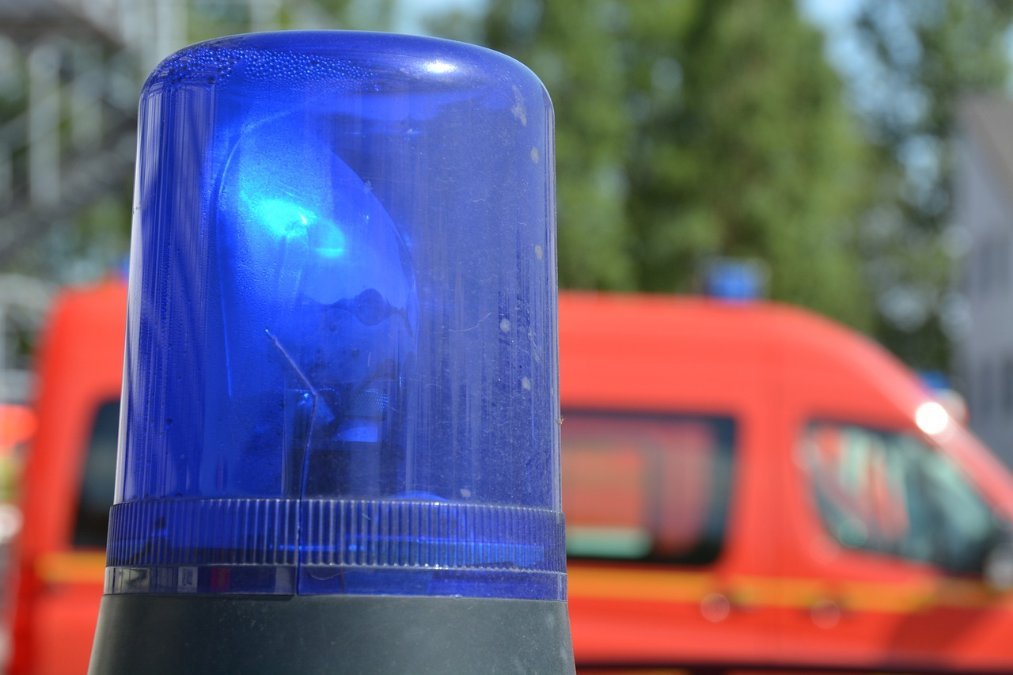 Fünf Verletzte - Auto kommt von Straße ab und überschlägt sich Fünf Verletzte - Auto kommt von Straße ab und überschlägt sich