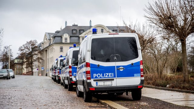 Fahrer vom eigenen PKW überrollt 