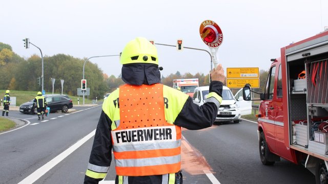 Mann gerät mit Auto in Gegenverkehr und wird schwer verletzt