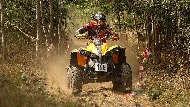 Quadfahrer attackieren und verletzen Jagdpächter im Wald