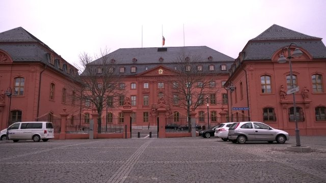 Landwirte protestieren mit Kundgebung und Traktoren vor Landtag
