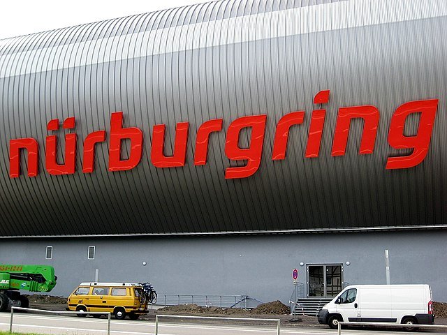Mann verschanzt sich in Gebäude am Nürburgring - größerer Einsatz