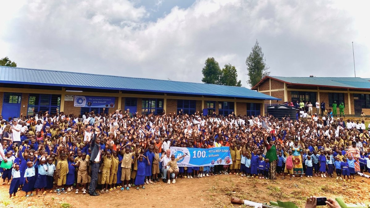 100 Schulen in Ruanda gebaut: FLY & HELP feiert symbolischen Meilenstein 