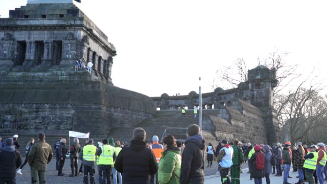 Demo in Koblenz: Traktor fährt auf Kaiser-Wilhelm-Denkmal