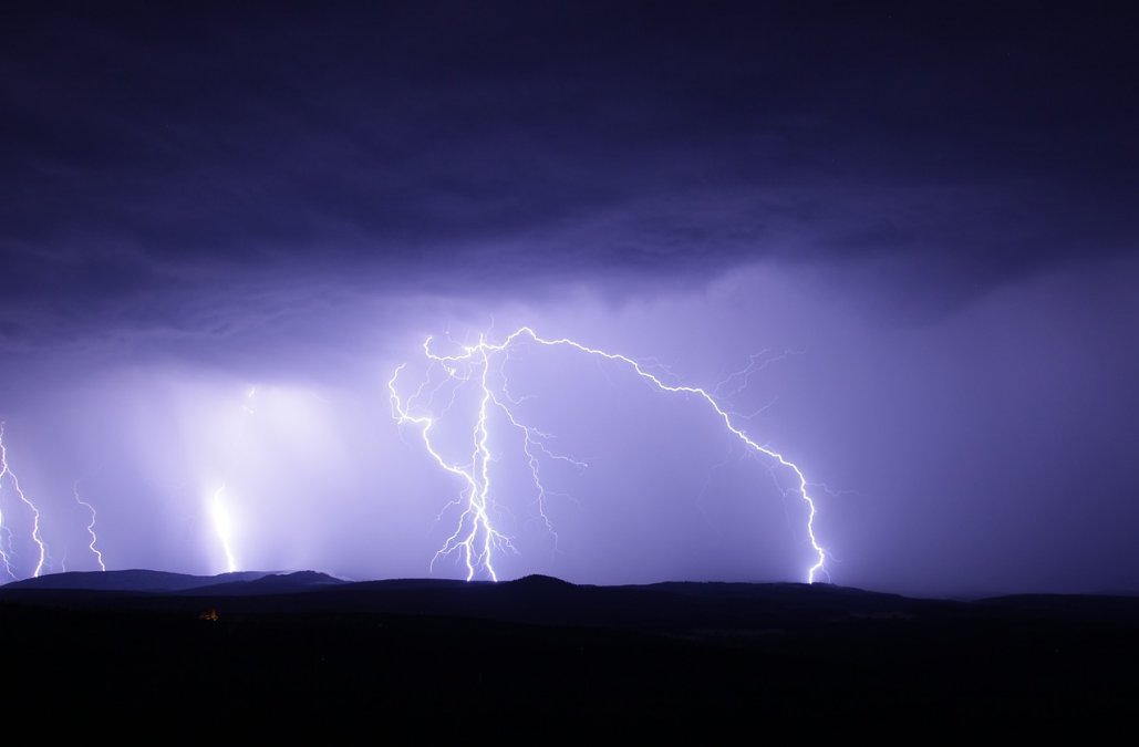 Gewitter und Starkregen möglich Gewitter und Starkregen möglich