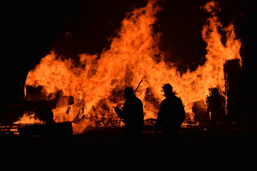 Feuer in Mehrfamilienhaus - mutmaßlicher Brandstifter festgenommen Feuer in Mehrfamilienhaus - mutmaßlicher Brandstifter festgenommen