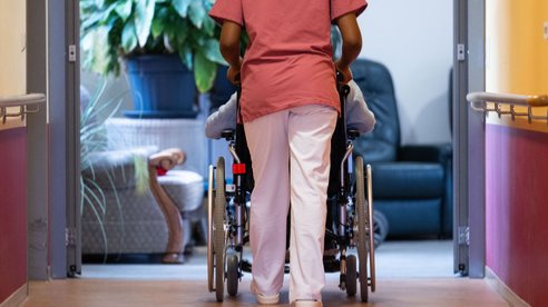 Krankenkasse: Altenpflegekräfte melden sich besonders oft krank