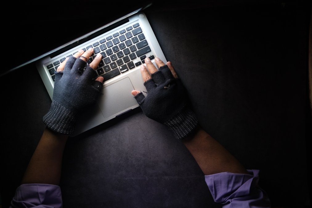 Datenklau per SMS - Täter ergaunern über 100.000 Euro von Bankkunden Datenklau per SMS - Täter ergaunern über 100.000 Euro von Bankkunden