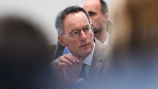 Minister: Steigende Gefährdung durch Rechtsextremismus und Islamismus