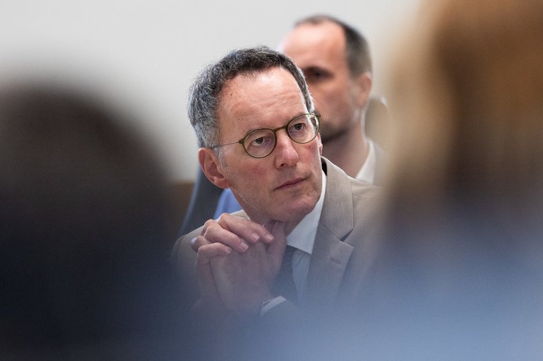 Minister: Steigende Gefährdung durch Rechtsextremismus und Islamismus Minister: Steigende Gefährdung durch Rechtsextremismus und Islamismus