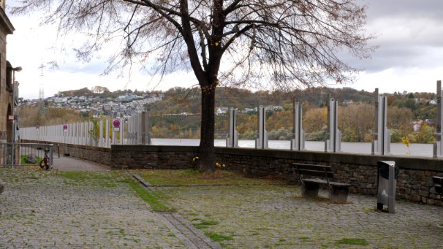 Schutzwände am Rhein in Koblenz errichtet