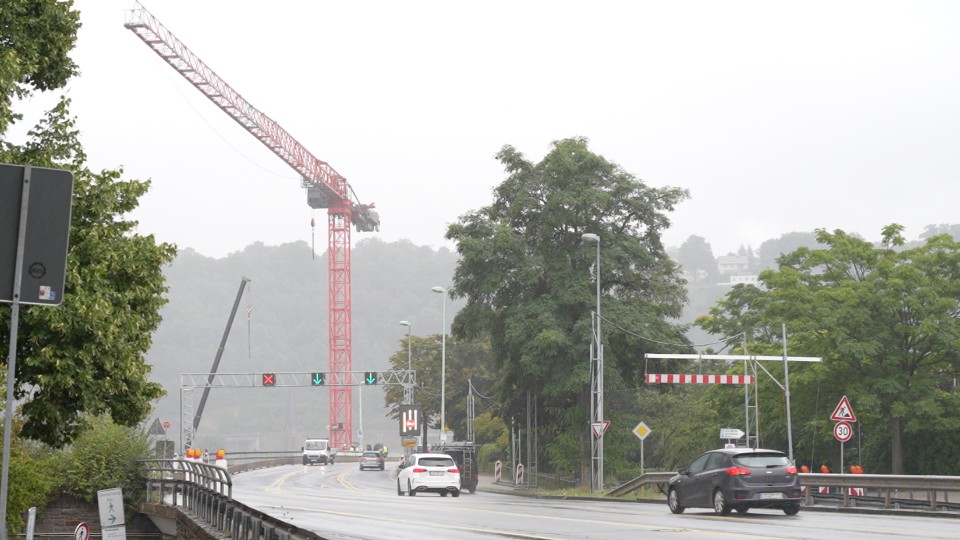 Höhenretter proben auf Pfaffendorfer Brücke den Notfall