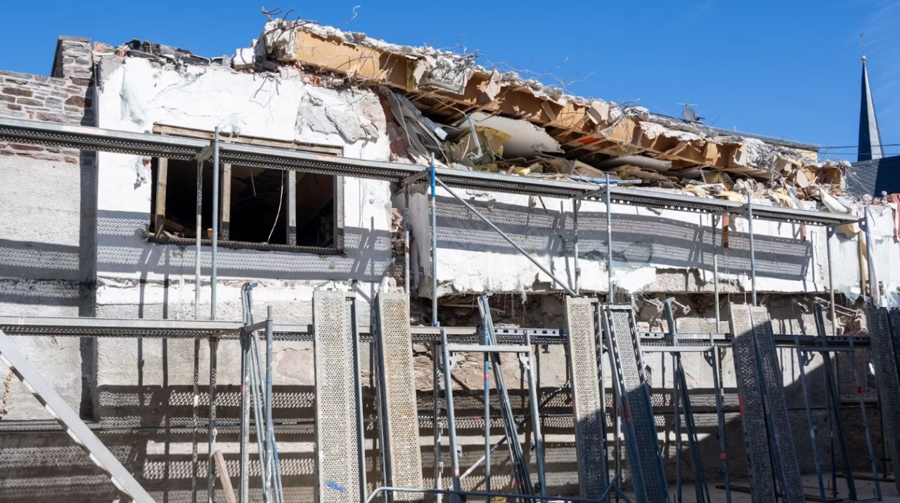 Kröv: Abrissarbeiten nach Hotel-Einsturz gehen weiter Kröv: Abrissarbeiten nach Hotel-Einsturz gehen weiter