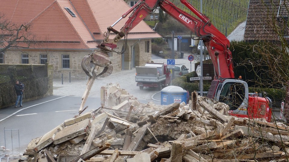 Nach Hoteleinsturz beginnt Abriss - Toter noch in Trümmern