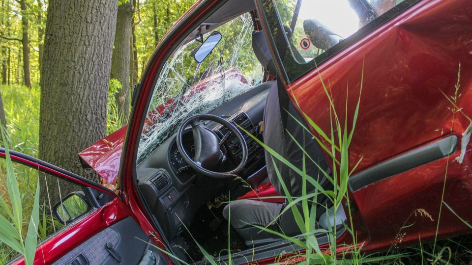 Auto überschlägt sich: Fahrer unter Alkoholeinfluss
