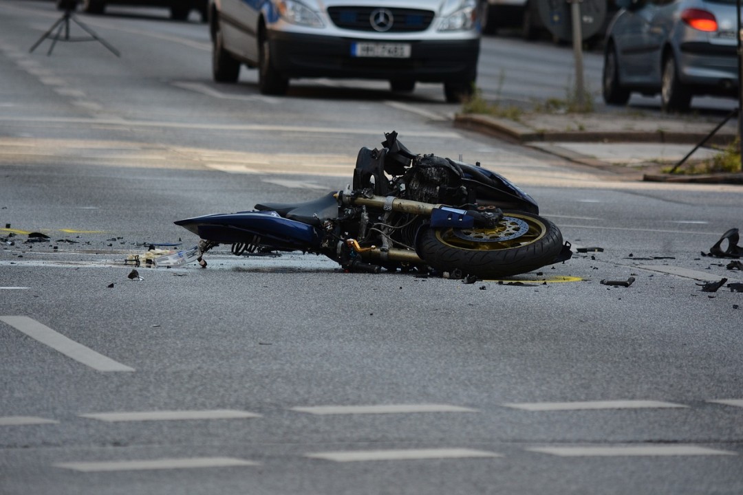 Zwei Schwerverletzte bei Zusammenprall von Auto und Motorrad Zwei Schwerverletzte bei Zusammenprall von Auto und Motorrad