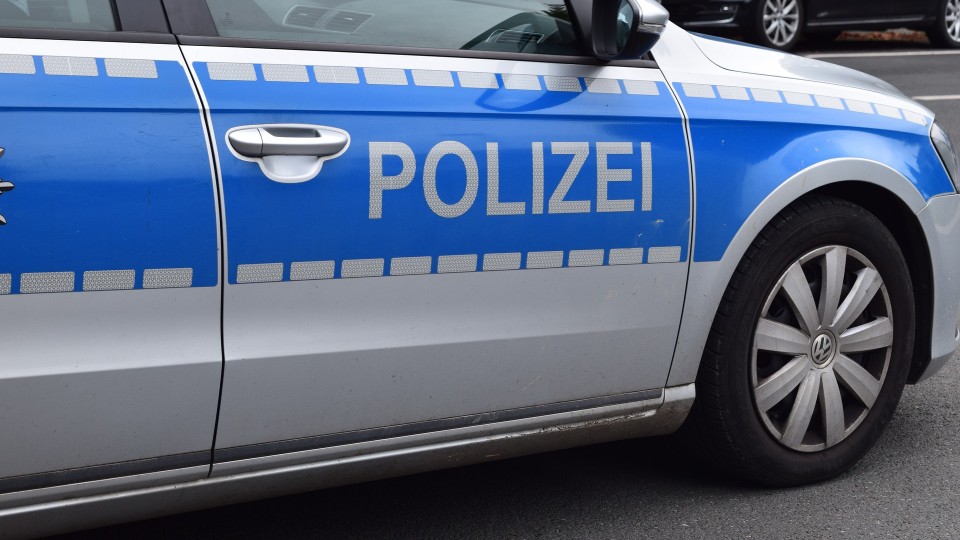Obererbach: Alkoholisierter Fahrer rast in Böschung