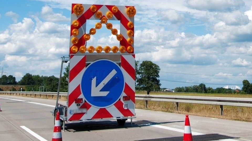 B9: Lkw-Fahrer fährt in Warnleitanhänger