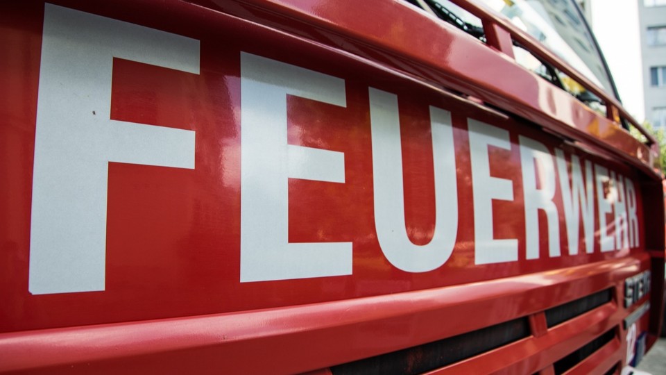 Brand von Lagerhallen - Polizei erwartet Millionenschaden 