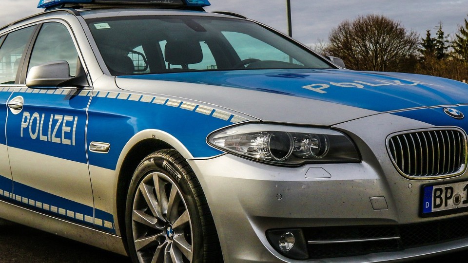 Westerwald: Betrunkener Fahrer stürzt mit Auto in Fluss