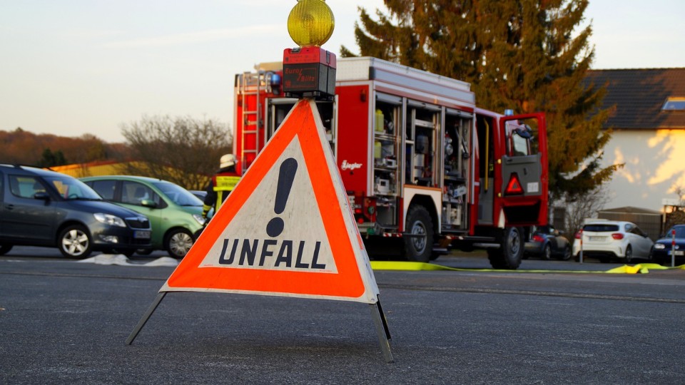  Niederlahnstein: Gelenkbus bleibt in Kurve liegen