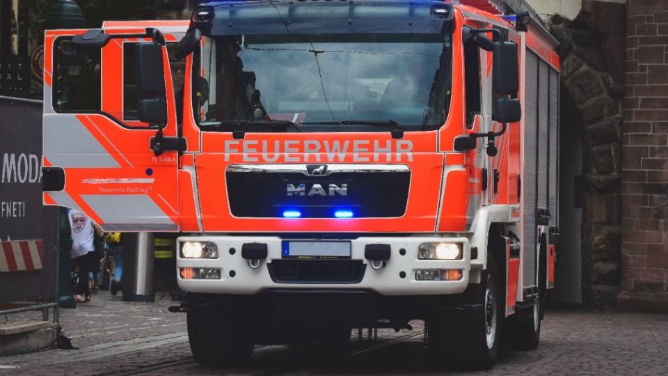 Frau bei Kollision mit Feuerwehrwagen im Einsatz verletzt