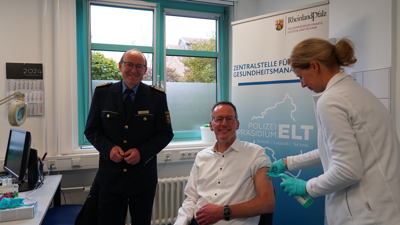 Innenminister Ebling gegen Grippe geimpft Innenminister Ebling gegen Grippe geimpft