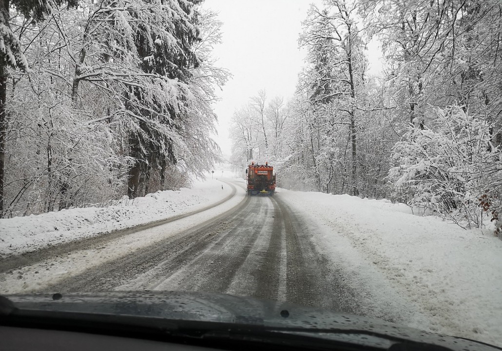 Dunkel, nass, glatt: Worauf im Winterverkehr zu achten ist