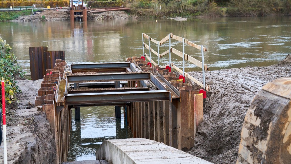 Erfolgreicher Dükereinzug: Trinkwasserleitung zwischen Niederwerth und Vallendar im Rhein verlegt