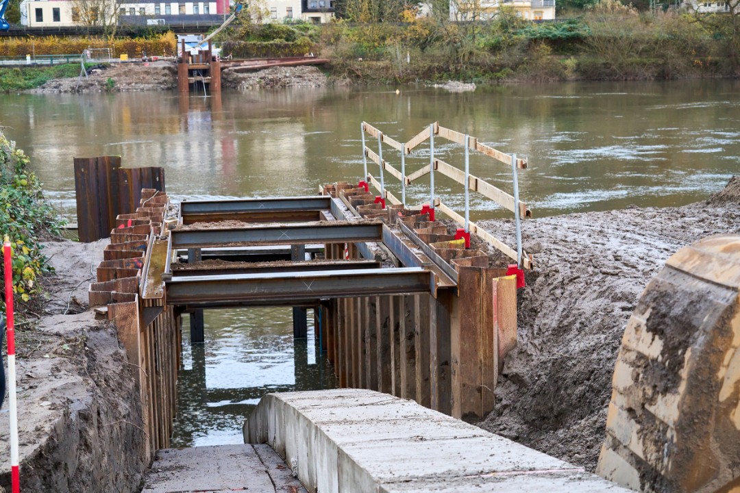 Erfolgreicher Dükereinzug: Trinkwasserleitung zwischen Niederwerth und Vallendar im Rhein verlegt