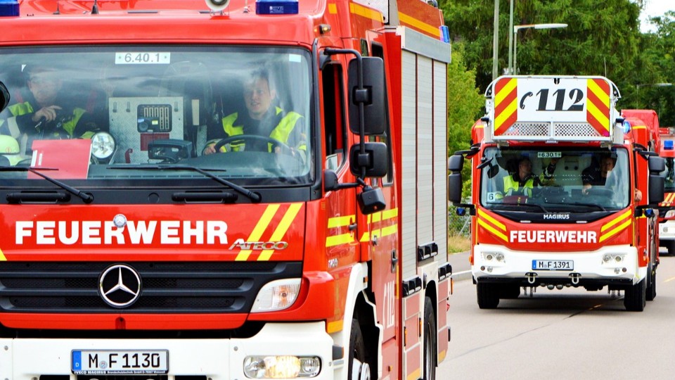 Brand in Lagerhalle mit Bussen in Ebernhahn