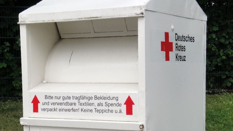 Vermüllung und volle Altkleidercontainer