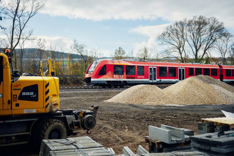 Bei Flut zerstört: Erster Brückeneinschub auf Ahrstrecke