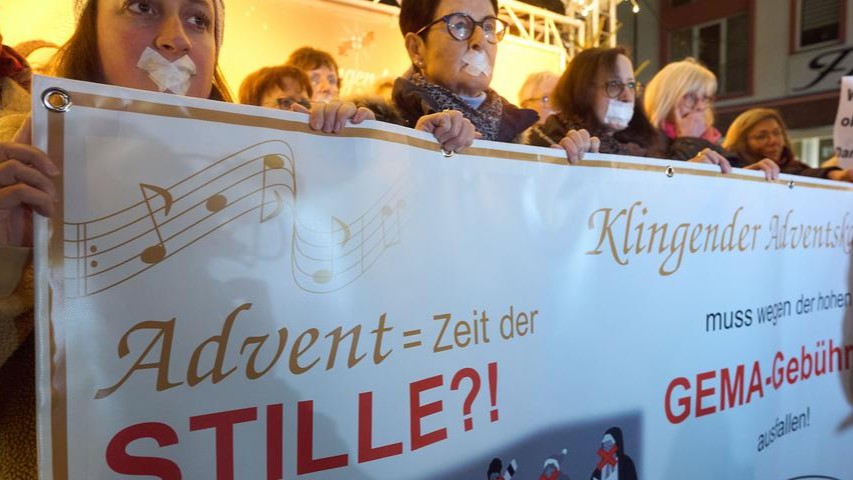 Stummer Chor als Protest gegen Gebühren auf Weihnachtsmarkt