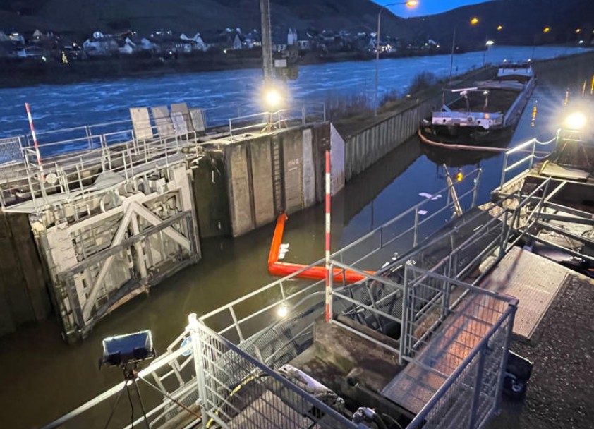 Mosel bleibt wohl monatelang für Schiffsverkehr gesperrt Mosel bleibt wohl monatelang für Schiffsverkehr gesperrt