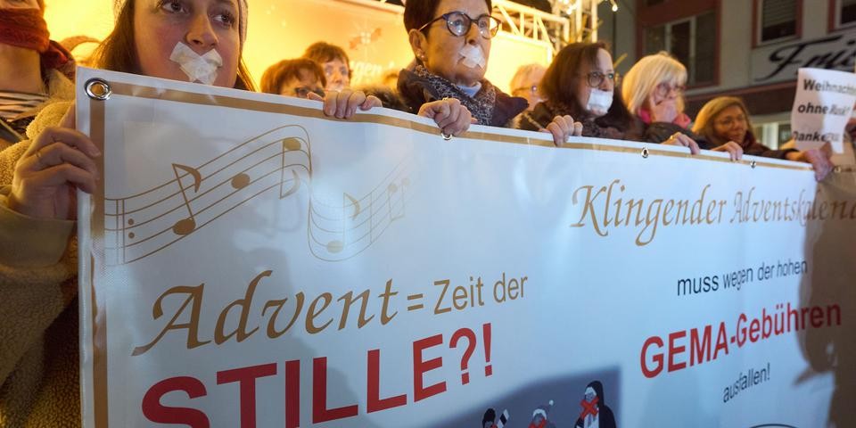 Stummer Chor als Protest gegen Gebühren auf Weihnachtsmarkt Stummer Chor als Protest gegen Gebühren auf Weihnachtsmarkt