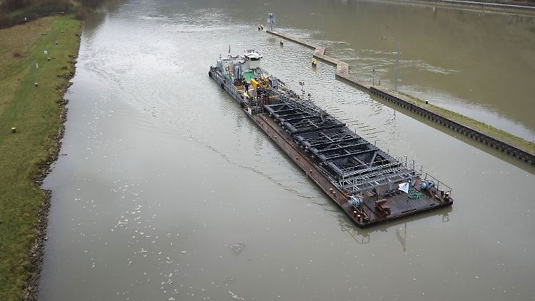 Tonnenschweres Ersatztor für beschädigte Schleuse angekommen