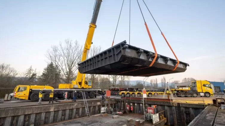 Ersatz-Schleusentor zum Transport nach Müden verladen