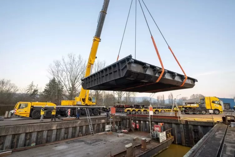 Ersatz-Schleusentor zum Transport nach Müden verladen