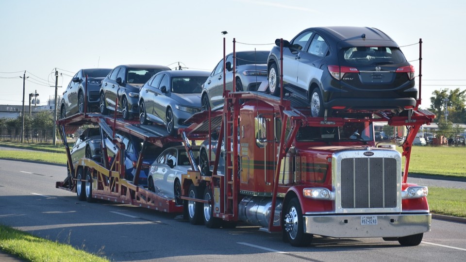 Transporter mit Autos in Flammen