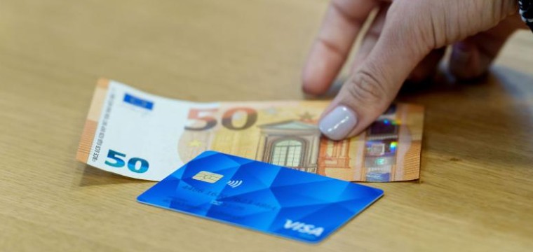 Projekt zu Bezahlkarte für Geflüchtete startet Projekt zu Bezahlkarte für Geflüchtete startet