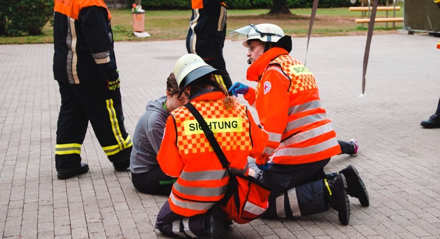 Polizei- und Feuerwehreinsatz am Gymnasium auf der Karthause Polizei- und Feuerwehreinsatz am Gymnasium auf der Karthause