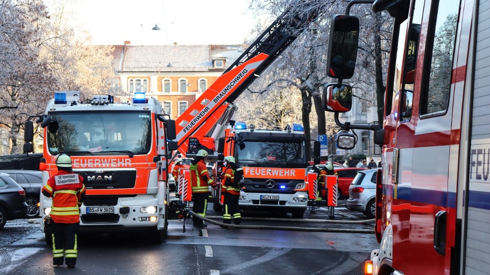 Kellerwohnung in Mehrfamilienhaus brennt aus