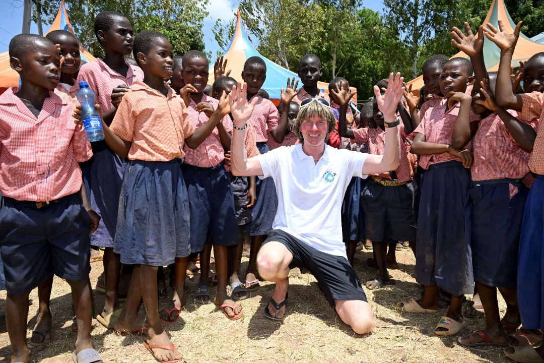 Charity-Konzert in Mombasa bringt Bildung nach Kenia – Mickie Krause eröffnet fünfte Schule 