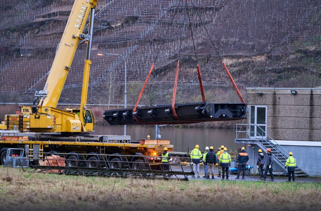 Tonnenschweres Ersatztor mit Kran in Schleuse gehoben